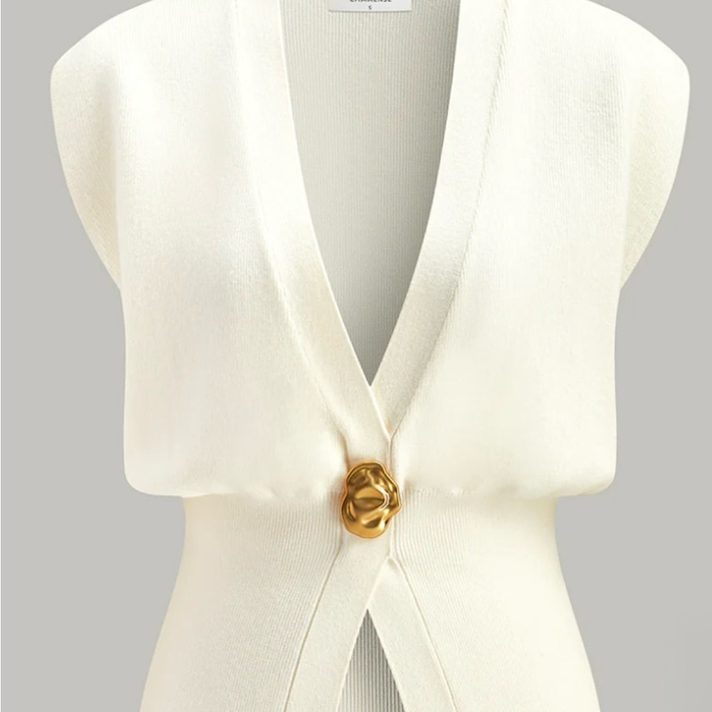 *NWT* Commense V-Neck Buttoned Detail Sweater Vest